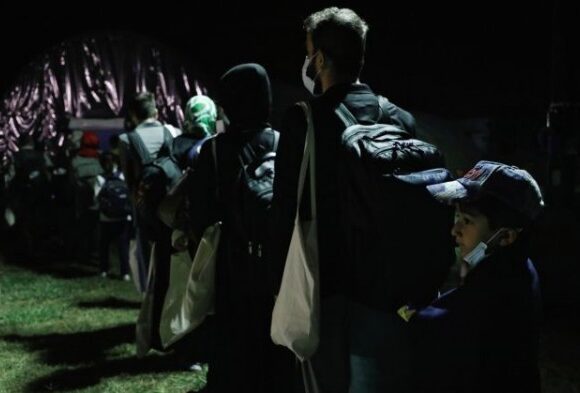 Αφγανιστάν – Το απάνθρωπο δίληµµα Μπάιντεν – Να απομακρύνει πολίτες ή ελικόπτερα;