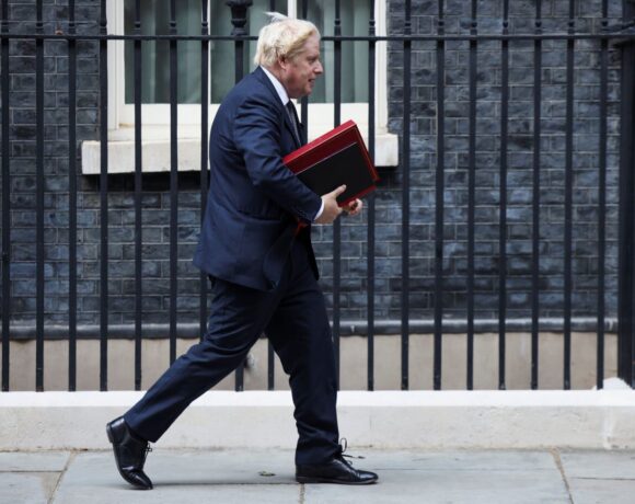 Βρετανία – Άσχημα μαντάτα για τον Τζόνσον – Νέα δημοσκόπηση για την πανδημία «καίει» την κυβέρνηση
