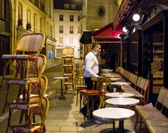 Γαλλία: Επικυρώθηκε το υγειονομικό πάσο και ο υποχρεωτικός εμβολιασμός των υγειονομικών