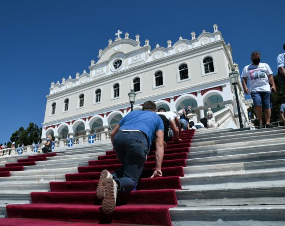 Δεκαπενταύγουστος: Η Ελλάδα γιορτάζει την Κοίμηση της Θεοτόκου – Αυστηρά μέτρα στις εκκλησίες
