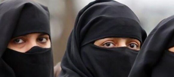 «Είμαι γυναίκα στο Αφγανιστάν των Ταλιμπάν, φοράω μπούργκα και τρώω ξύλο»