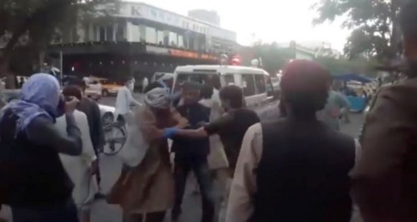 Καμπούλ – «Μωρό πέθανε στην αγκαλιά μου» – Οι συγκλονιστικές μαρτυρίες της διπλής επίθεσης