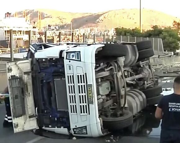 Κλειστή η λεωφόρος Δραπετσώνας έπειτα από ανατροπή βυτιοφόρου