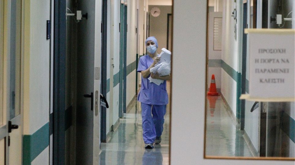Κορωνοϊός: Αυξήθηκαν 25% οι νοσηλείες σε 2 εβδομάδες – «lockdown» στις επισκέψεις σε ηλικιωμένους