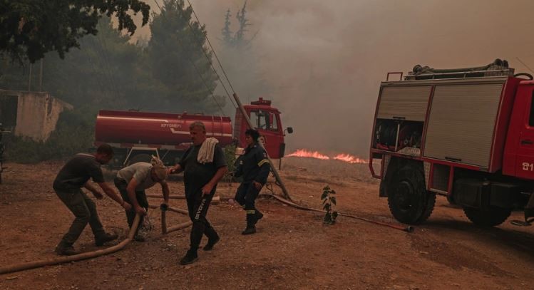 Μεγάλες φωτιές σε Αρχαία Κόρινθο και Εύβοια – Εκκενώνονται οικισμοί