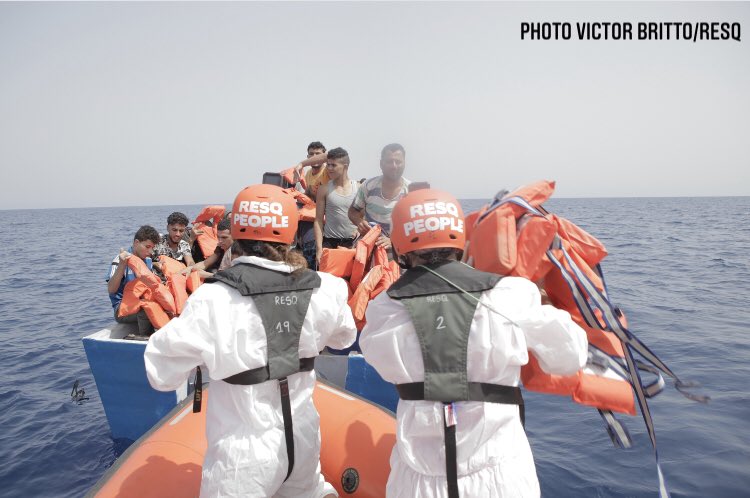 Μετανάστες – Νέο θρίλερ στη Μεσόγειο – Διασώθηκαν 85 άτομα που ήταν σε ξύλινο πλεούμενο