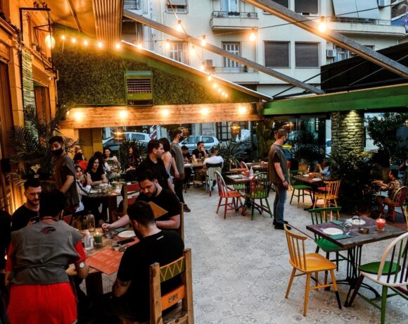 Μόνο εμβολιασμένοι σε κλειστούς χώρους από φθινόπωρο – Πότε έρχονται οι ανακοινώσεις (vid)