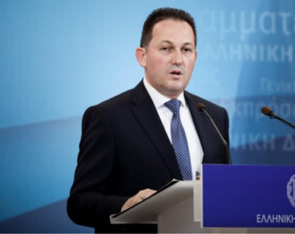 Πέτσας: Ανοικτό το ενδεχόμενο υποχρεωτικού εμβολιασμού στις δημόσιες υπηρεσίες