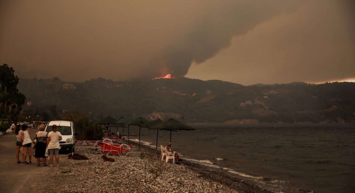 Πύρινη κόλαση στην Εύβοια: Στις φλόγες τα Βασιλικά – Μάχη να μην φτάσει στην Ιστιαία η φωτιά (vid)