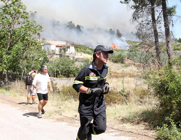 Σε συναγερμό η Πυροσβεστική σε όλη τη χώρα – Πάνω από 94.000 στρέμματα η καμένη γη στα Βίλια και 5