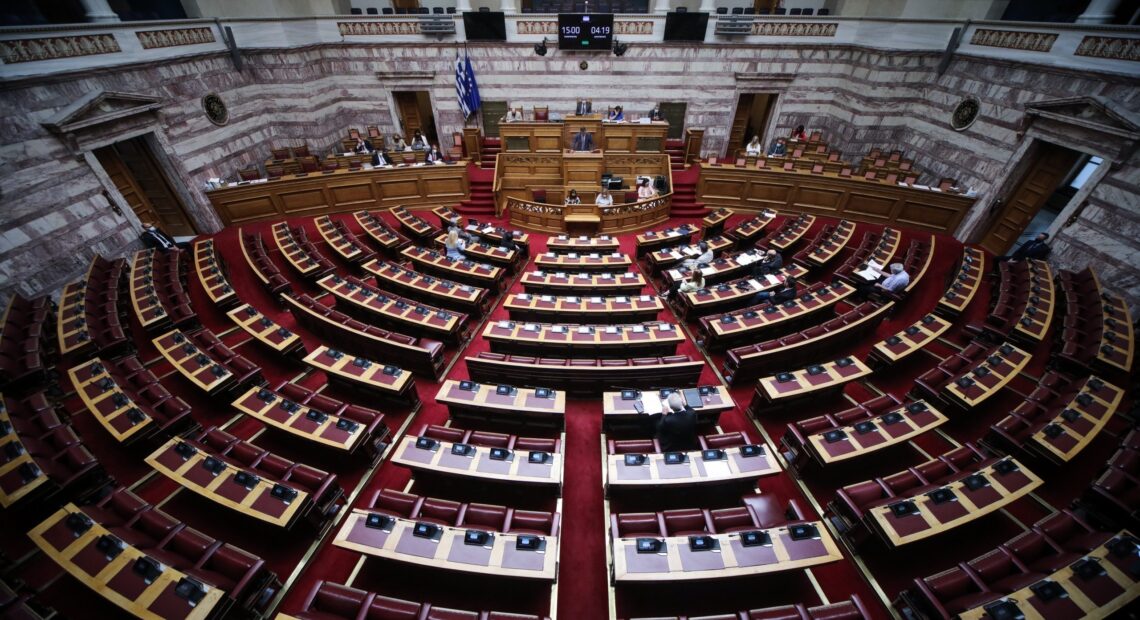 Στη Βουλή η πολιτική αντιπαράθεση για τη διαχείριση των πυρκαγιών και τα μέτρα αποκατάστασης