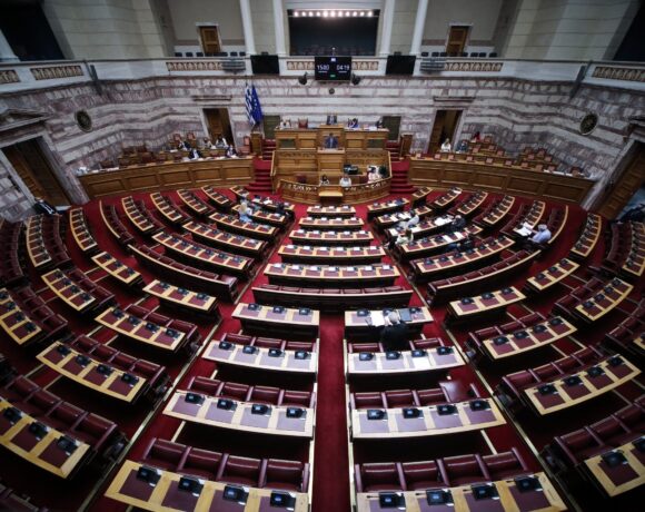 Στη Βουλή η πολιτική αντιπαράθεση για τη διαχείριση των πυρκαγιών και τα μέτρα αποκατάστασης