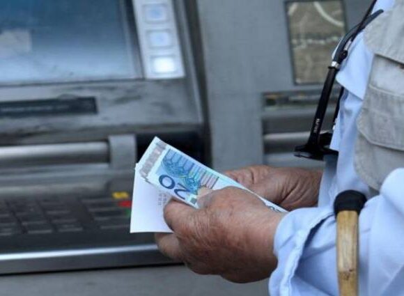 Συντάξεις Σεπτεμβρίου: Πότε πάνε ταμείο οι συνταξιούχοι – Οι ημερομηνίες πληρωμής (vid)