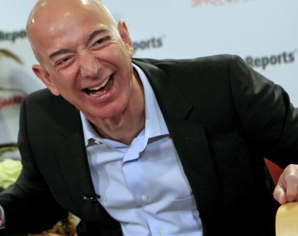 Τζεφ Μπέζος: Έπιασε ξανά κορυφή ως ο πλουσιότερος στη Γη με περιουσία 186,1 δισ. δολ.