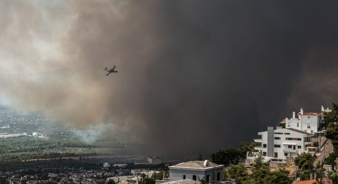 Φωτιά στη Βαρυμπόμπη: Μικρή αναζωπύρωση σε δασική έκταση