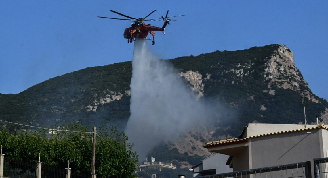 Φωτιά στην Αχαΐα: Κάηκαν σπίτια στη Ζήρεια – Η φωτιά πέρασε μέσα από το χωριό