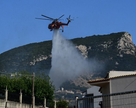 Φωτιά στην Αχαΐα: Κάηκαν σπίτια στη Ζήρεια – Η φωτιά πέρασε μέσα από το χωριό