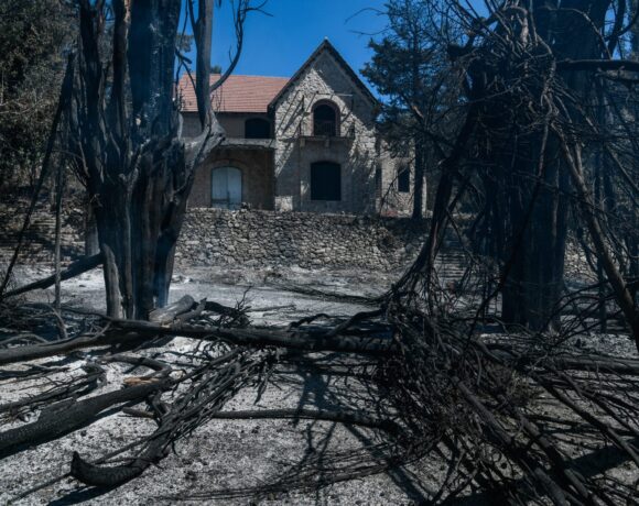 Φωτιές στην Αττική – Επτά κτίρια στο Τατόι υπέστησαν ζημιές – Τι έγινε με τα κοντέινερ