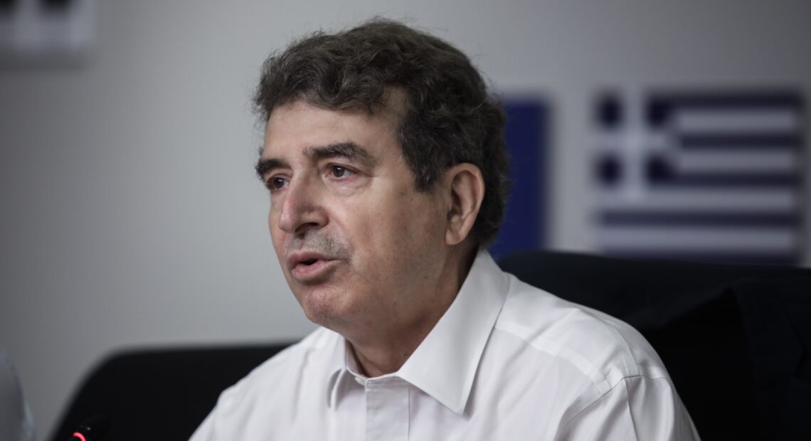 Χρυσοχοΐδης για φωτιά στην Αχαΐα: Δύσκολο να ελεγχθεί – Μάχη με τις φλόγες υπό αντίξοες συνθήκες