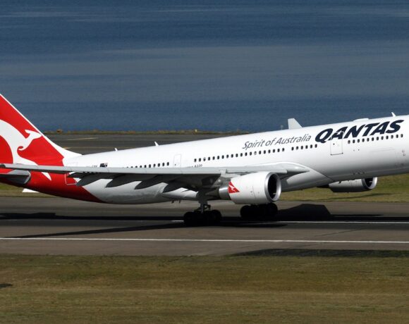 Qantas: Υποχρεωτικός O εμβολιασμός κατά της Covid 19 για το προσωπικό της