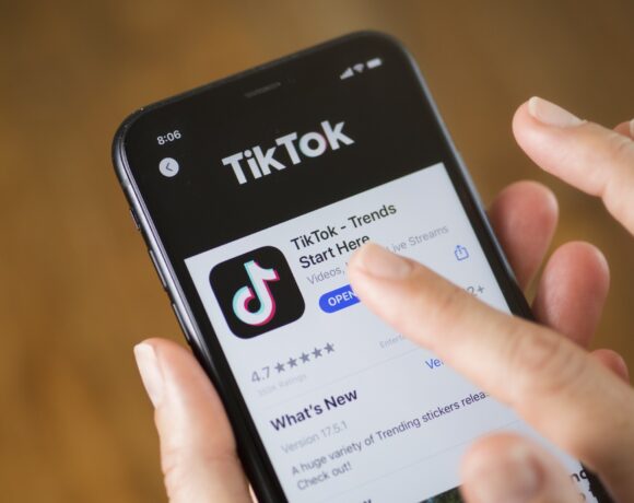Tiktok: Ξεπέρασε το Facebook ως δημοφιλέστερη κοινωνική πλατφόρμα παγκοσμίως