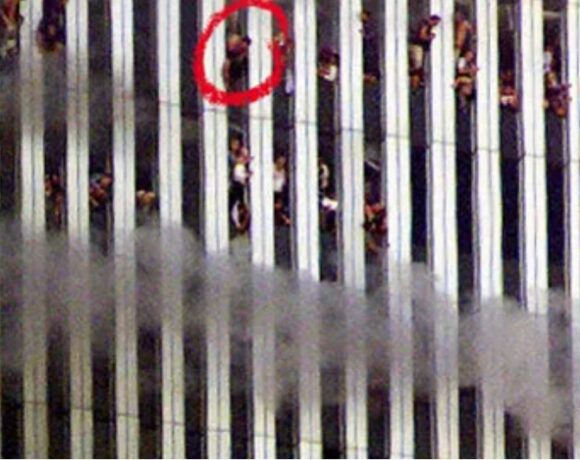 11η Σεπτεμβρίου 2001 – Πηδούν στο κενό για να σωθούν – Οι εικόνες που λύγισαν την ανθρωπότητα