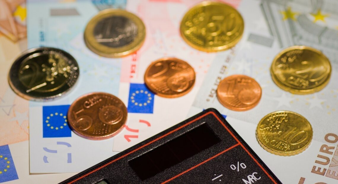 900 ευρώ σε ευάλωτα νοικουριά: Ποιοι είναι οι δικαιούχοι και πότε θα τα λάβουν