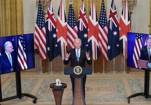 AUKUS: Τι προβλέπει η συμμαχία ΗΠΑ, Αυστραλίας και Βρετανίας ενάντια στην Κίνα – Οι αντιδράσεις (vid)