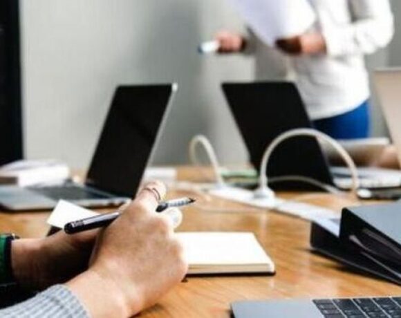 Ανεμβολίαστοι εργαζόμενοι: Πώς υποβάλλονται τα ειδικά έντυπα στην ΕΡΓΑΝΗ