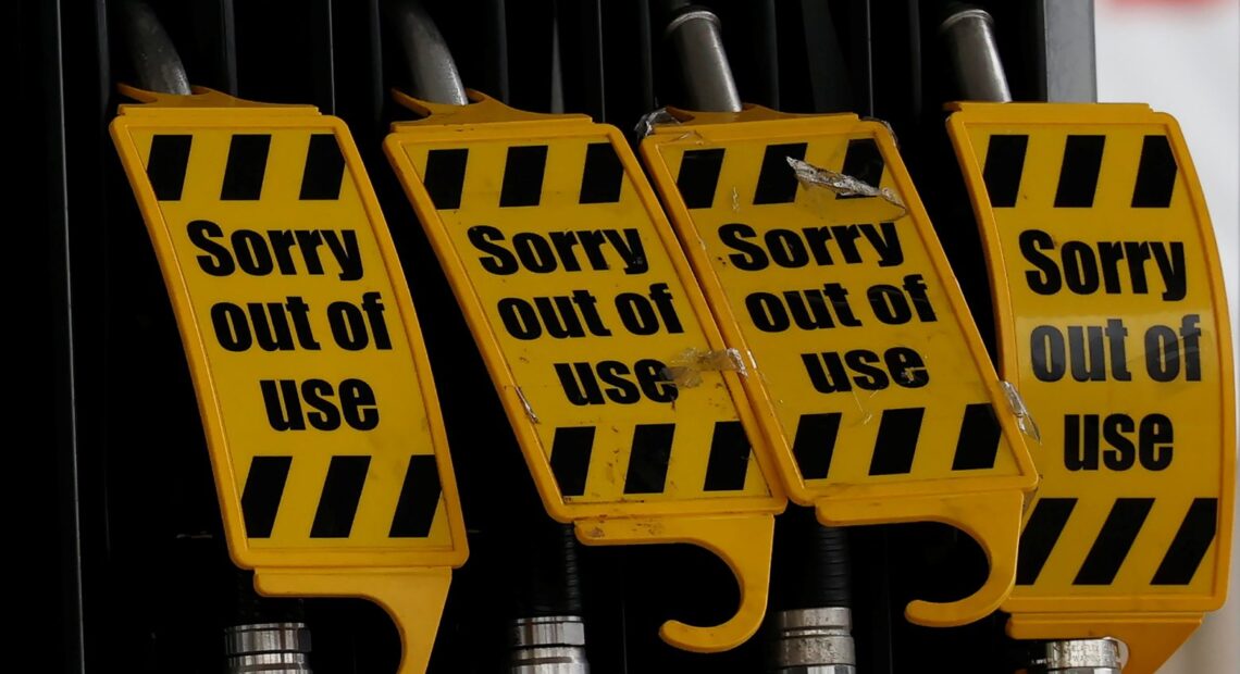 Βρετανία – Πανικός στα πρατήρια για λίγη βενζίνη – Ο στρατός και το πλαφόν των 30 λιρών