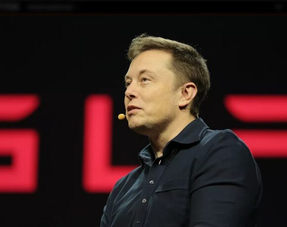 «Γιατί O Έλον Μασκ εγκωμιάζει την Κίνα» – Απαντά το Bloomberg