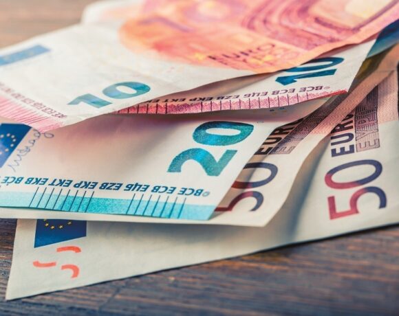 Εισφορά αλληλεγγύης: Ποιοι δημόσιοι υπάλληλοι και συνταξιούχοι θα δουν αυξήσεις