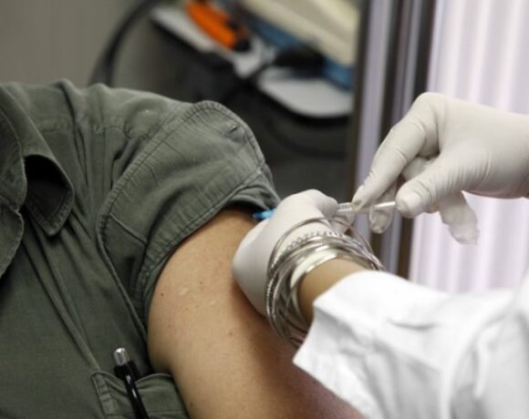 Η χώρα – φαινόμενο: Εμβολιασμένο το 72,5% του πληθυσμού χωρίς υποχρεωτικά μέτρα