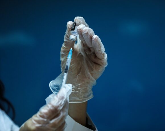 ΗΠΑ: Δικαστήριο μπλόκαρε προσωρινά τον υποχρεωτικό εμβολιασμό υγειονομικών