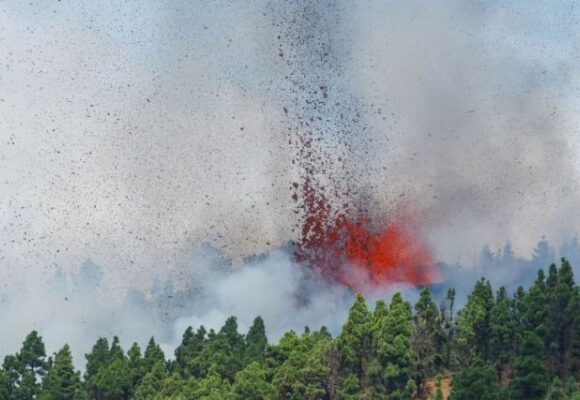 Ισπανία – Λάβα και στάχτες εκλύονται από το ηφαίστειο – Στην προσπάθεια εκκένωσης και ο στρατός