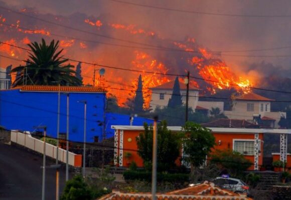 Ισπανία – Στη θάλασσα η λάβα τις επόμενες ώρες – Συναγερμός στις αρχές για τους κινδύνους