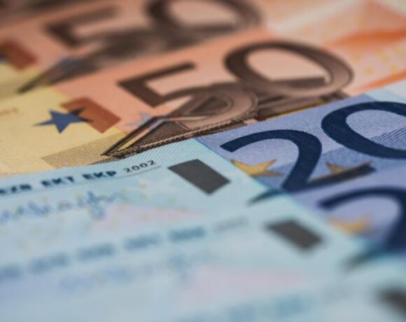 Κατώτατος μισθός: Έως και 730 ευρώ μέσα το 2022 – Τα σενάρια για τη διπλή αύξηση (vid)