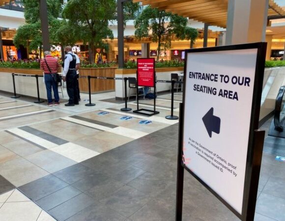 Κοροναϊός – Πότε «βλέπει» ο διευθύνων σύμβουλος της Moderna το τέλος της πανδημίας