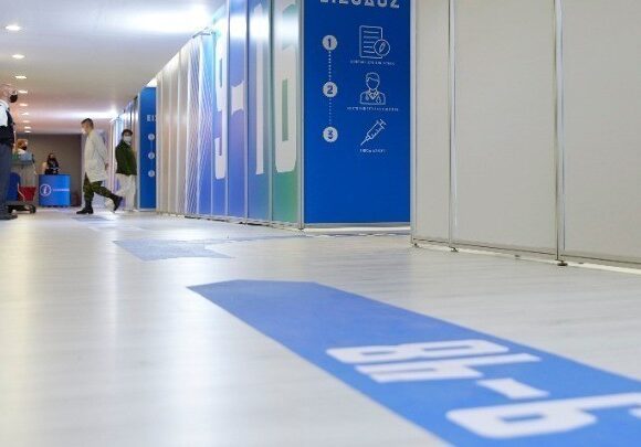 Κορωνοϊός – Εμβόλιο: Τρίτη δόση για 2,1 εκατομμύρια πολίτες