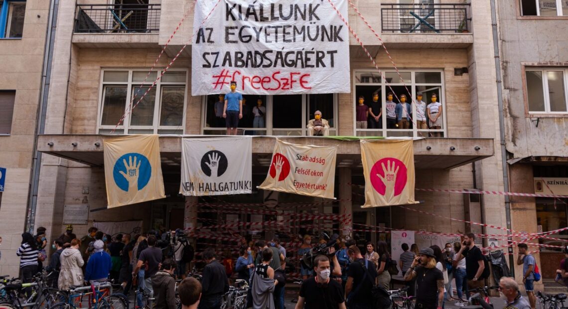 Ο Αστερίξ και οι Ούγγροι – Μια χούφτα φοιτητών και καθηγητών αντιστέκονται στον Ορμπαν