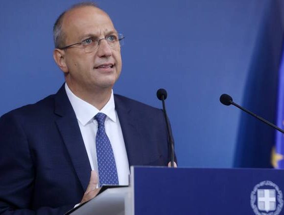 Οικονόμου: Στο τραπέζι η επέκταση υποχρεωτικών εμβολιασμών σε εκπαιδευτικούς και ιερείς