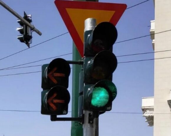 Περιφέρεια Αττικής: Άρχισαν να τοποθετούνται φωτεινοί σηματοδότες τύπου Led