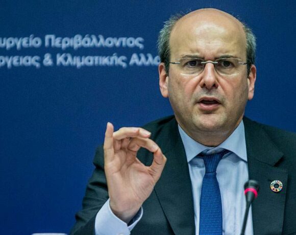 Χατζηδάκης: Προκαλώ να μου φέρουν μία λέξη από το νόμο που περιορίζει την προστασία των εργαζομένων στα Delivery