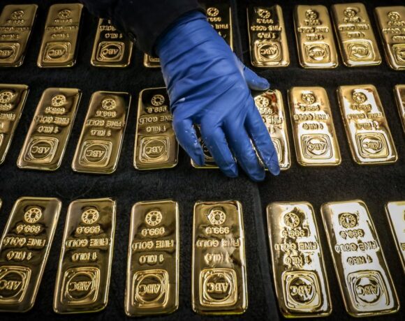 Χρυσός: Ομόλογα και δολάριο έριξαν το πολύτιμο μέταλλο