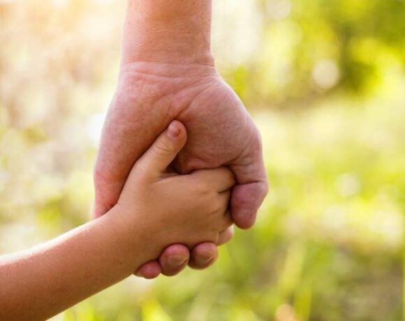 Eπίδομα παιδιού: Πότε θα πληρωθεί η τέταρτη δόση – Ποιοι οι δικαιούχοι