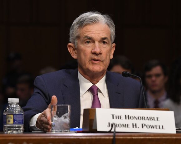 Fed: Οι αγορές αναμένουν τον «χρησμό» Πάουελ – Πώς θα προετοιμάσει τους επενδυτές για το Tapering
