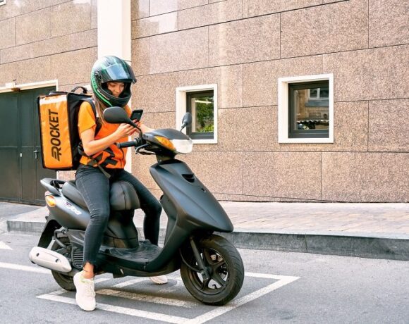 Rocket: Συμβάσεις αορίστου χρόνου με τους διανομείς – Χατζηδάκης: Αυτή είναι η απάντηση για την E Food