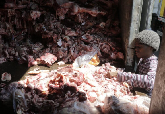 Βραζιλία – Ακραία πείνα και εξαθλίωση στη χώρα – Άνθρωποι αναζητούν τροφή ανάμεσα σε σφάγια ζώων