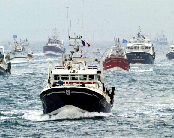 Βρετανία – Να βγάλει το Ναυτικό κατά των Γάλλων ψαράδων απειλεί ο υπουργός Άμυνας