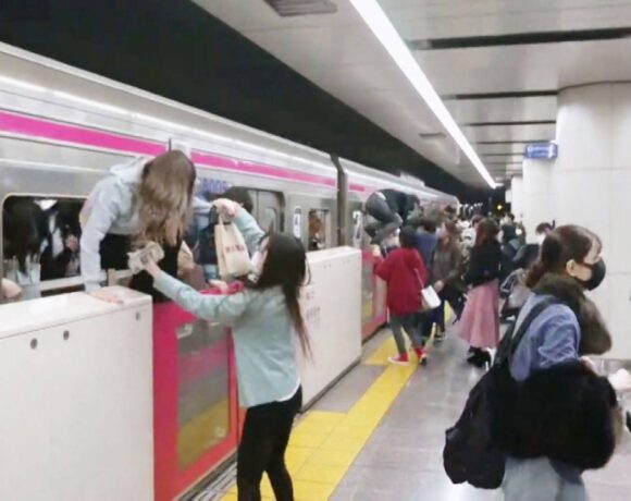 Ιαπωνία – Επίθεση με μαχαίρι και εύφλεκτο υγρό σε τρένο – Από τα παράθυρα έβγαιναν οι επιβάτες, 15 τραυματίες